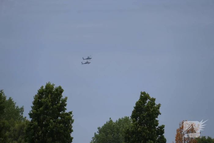 Meerdere helikopter landen op oud vliegveld Valkenburg