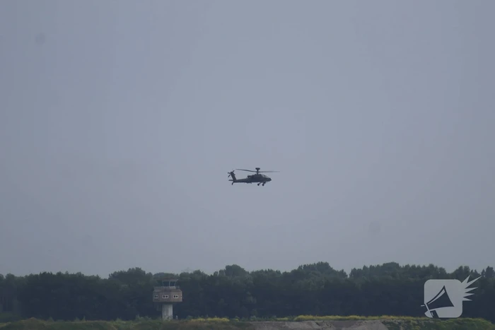 Meerdere helikopter landen op oud vliegveld Valkenburg