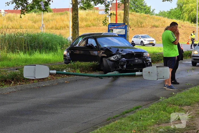 Automobilist botst op lantaarnpaal, bestuurder komt met de schrik vrij