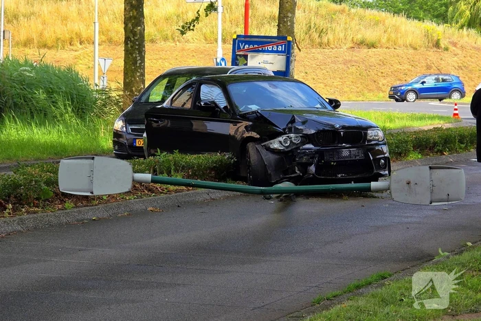 Automobilist botst op lantaarnpaal, bestuurder komt met de schrik vrij