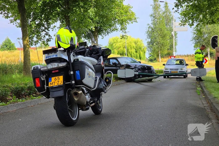 Automobilist botst op lantaarnpaal, bestuurder komt met de schrik vrij