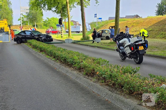 Automobilist botst op lantaarnpaal, bestuurder komt met de schrik vrij