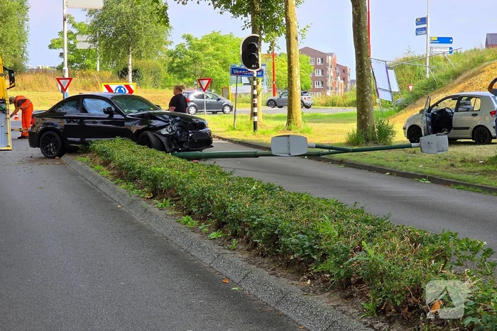 Automobilist botst op lantaarnpaal, bestuurder komt met de schrik vrij