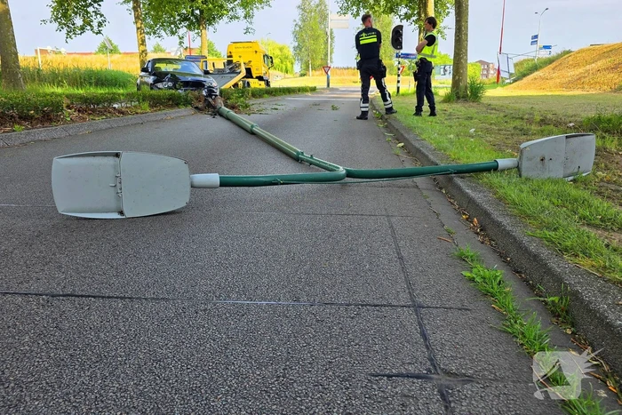 Automobilist botst op lantaarnpaal, bestuurder komt met de schrik vrij