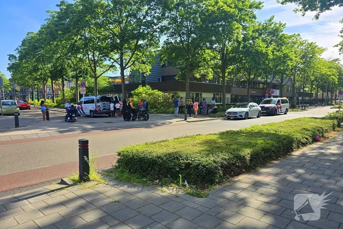 Bestelbus rijdt door na ongeluk