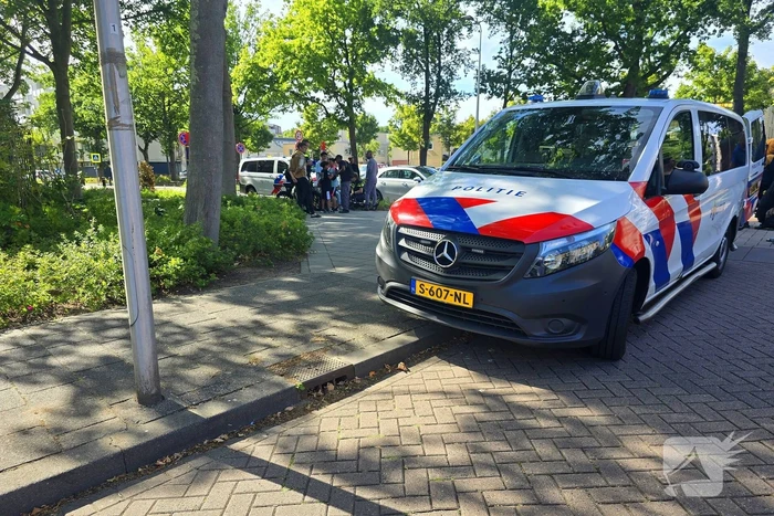 Bestelbus rijdt door na ongeluk