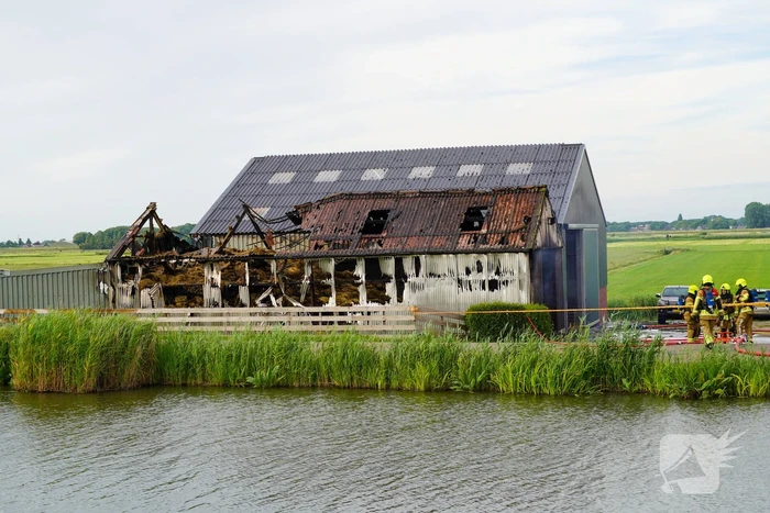 Schuur met lammeren vat vlam