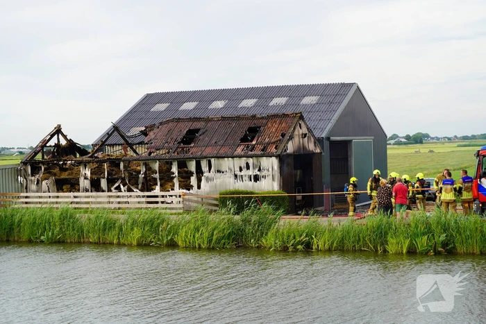 Schuur met lammeren vat vlam