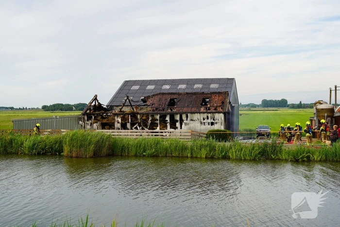 Schuur met lammeren vat vlam