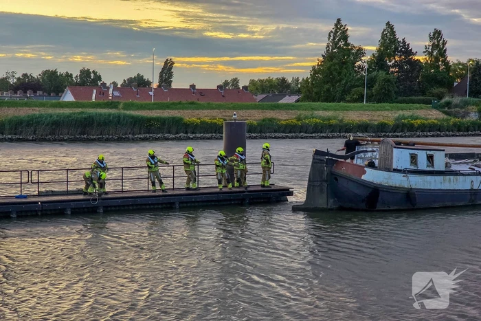 Stuurloze boot op het water, brandweer opgeroepen