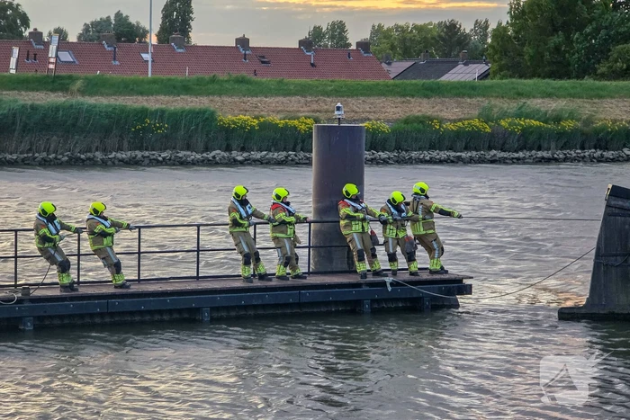Stuurloze boot op het water, brandweer opgeroepen