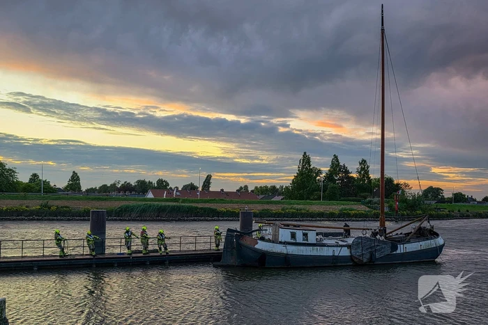 Stuurloze boot op het water, brandweer opgeroepen