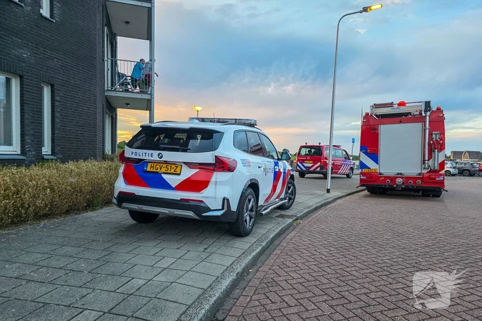 Stuurloze boot op het water, brandweer opgeroepen