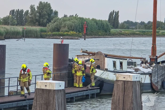 Stuurloze boot op het water, brandweer opgeroepen