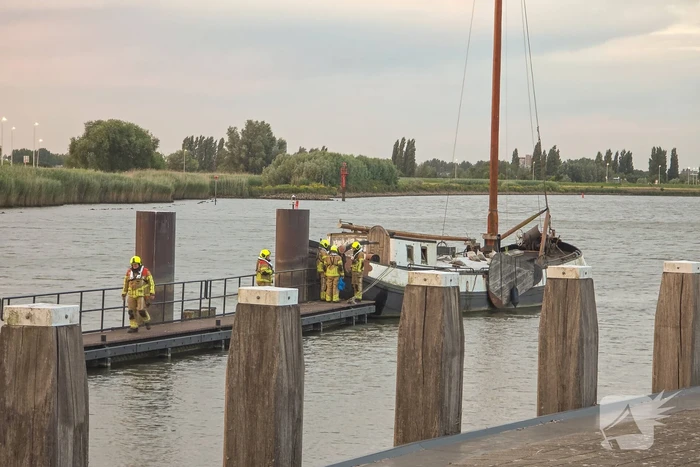Stuurloze boot op het water, brandweer opgeroepen