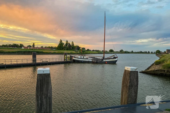Stuurloze boot op het water, brandweer opgeroepen
