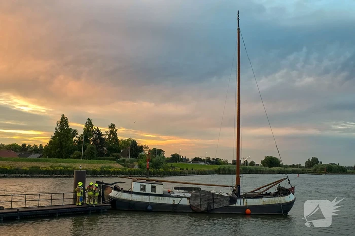 Stuurloze boot op het water, brandweer opgeroepen