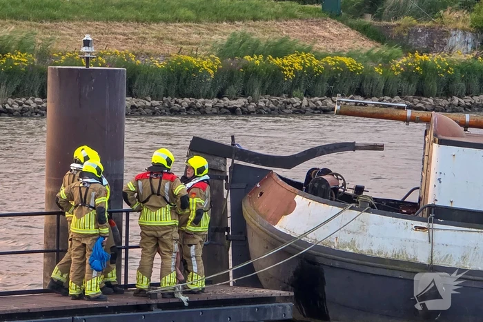 Stuurloze boot op het water, brandweer opgeroepen