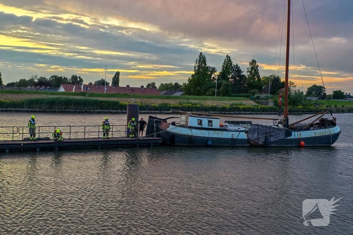 Stuurloze boot op het water, brandweer opgeroepen