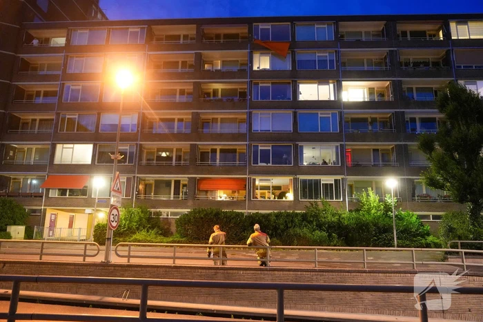 Brandweer verwijdert losgeslagen zonnescherm