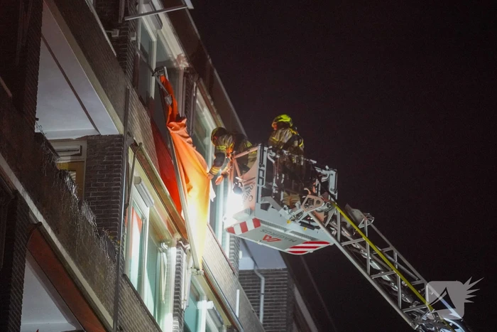 Brandweer verwijdert losgeslagen zonnescherm