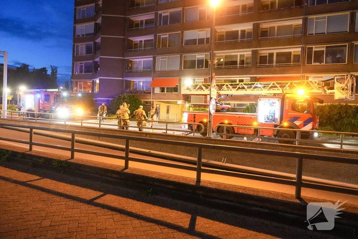 Brandweer verwijdert losgeslagen zonnescherm