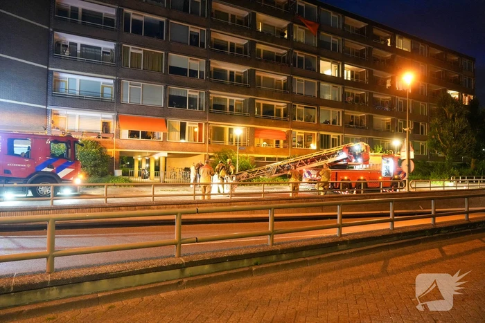 Brandweer verwijdert losgeslagen zonnescherm
