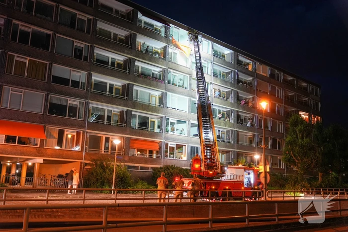 Brandweer verwijdert losgeslagen zonnescherm