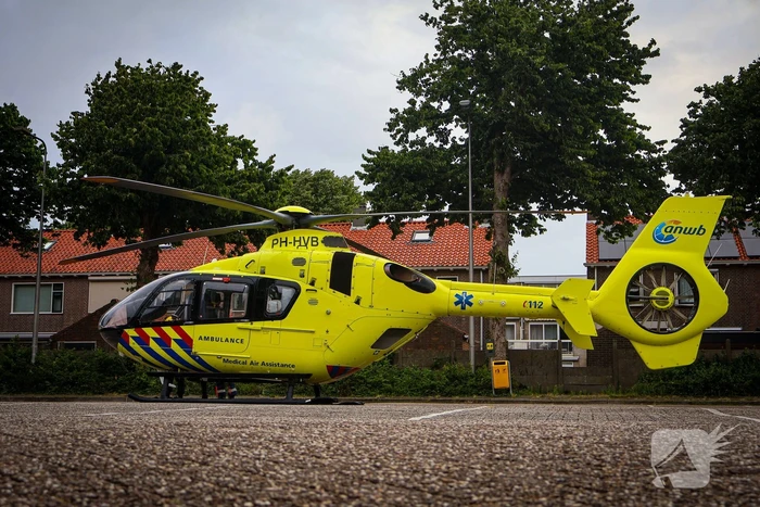 Traumahelikopter landt op parkeerplaats voor medisch incident