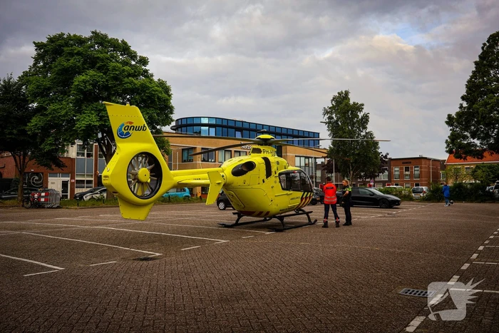 Traumahelikopter landt op parkeerplaats voor medisch incident