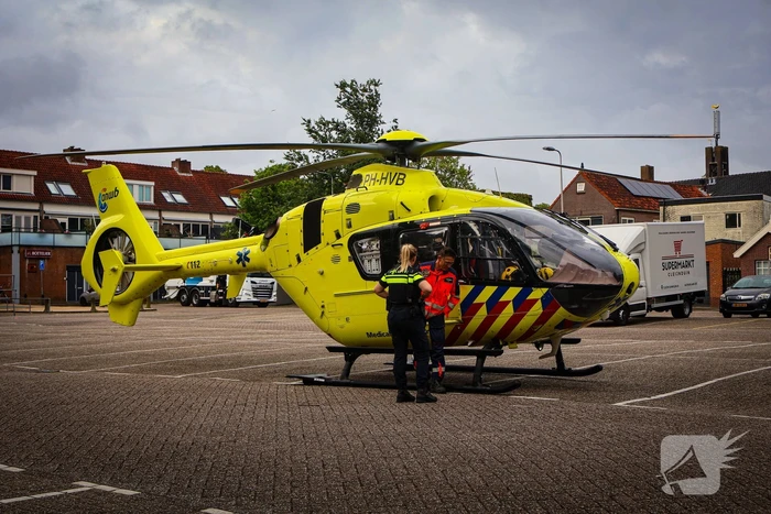 Traumahelikopter landt op parkeerplaats voor medisch incident
