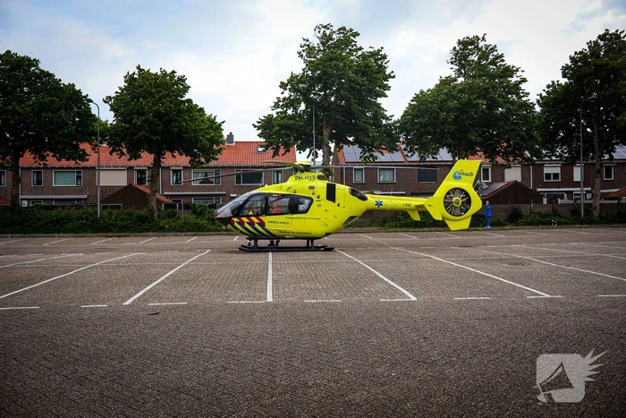 Traumahelikopter landt op parkeerplaats voor medisch incident