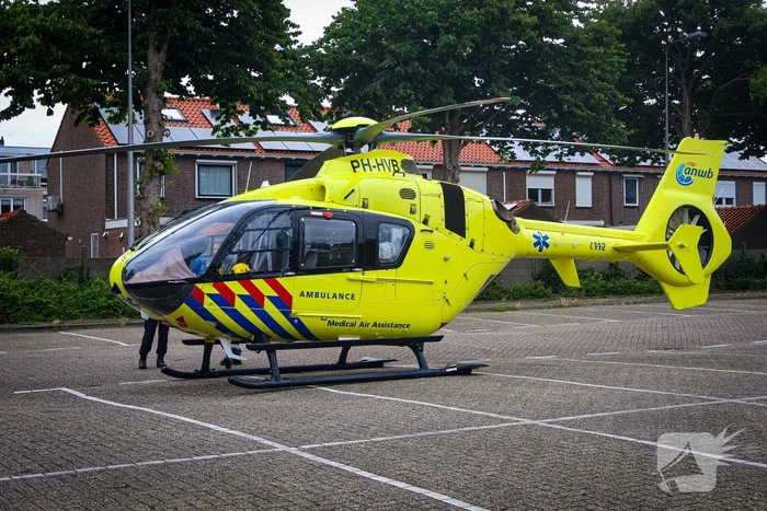 Traumahelikopter landt op parkeerplaats voor medisch incident
