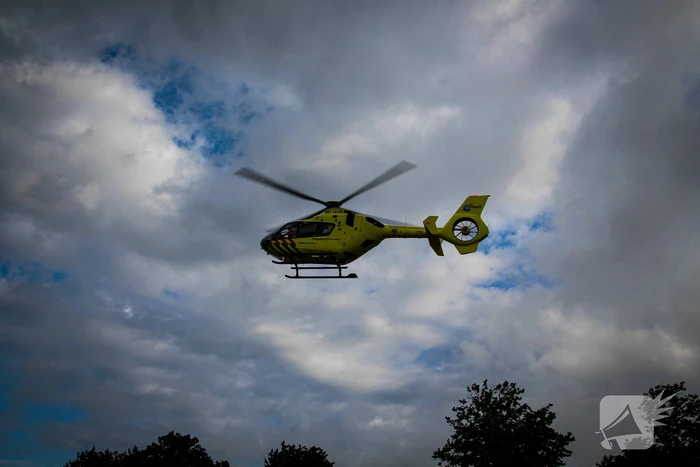 Traumahelikopter landt op parkeerplaats voor medisch incident