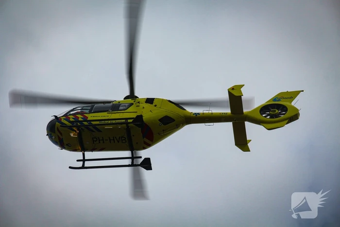 Traumahelikopter landt op parkeerplaats voor medisch incident