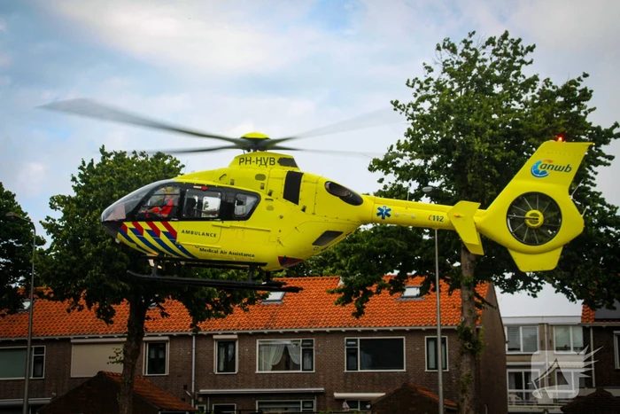 Traumahelikopter landt op parkeerplaats voor medisch incident