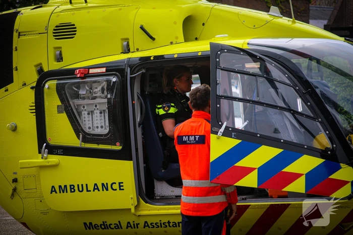 Traumahelikopter landt op parkeerplaats voor medisch incident