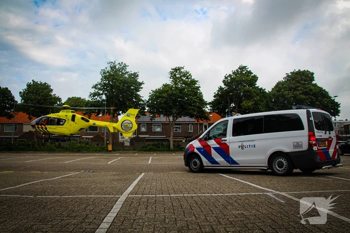 Traumahelikopter landt op parkeerplaats voor medisch incident