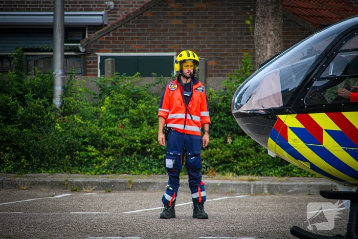 Traumahelikopter landt op parkeerplaats voor medisch incident