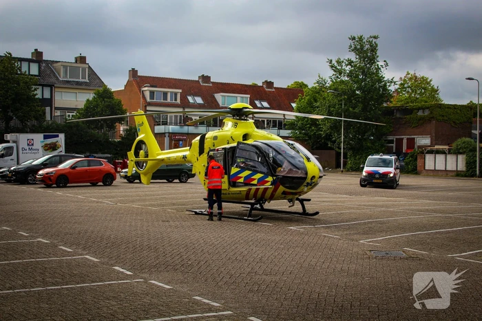 Traumahelikopter landt op parkeerplaats voor medisch incident