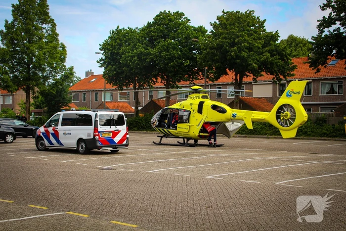 Traumahelikopter landt op parkeerplaats voor medisch incident