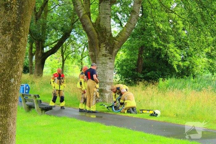 Brandweer bevrijdt vastzittende fietser