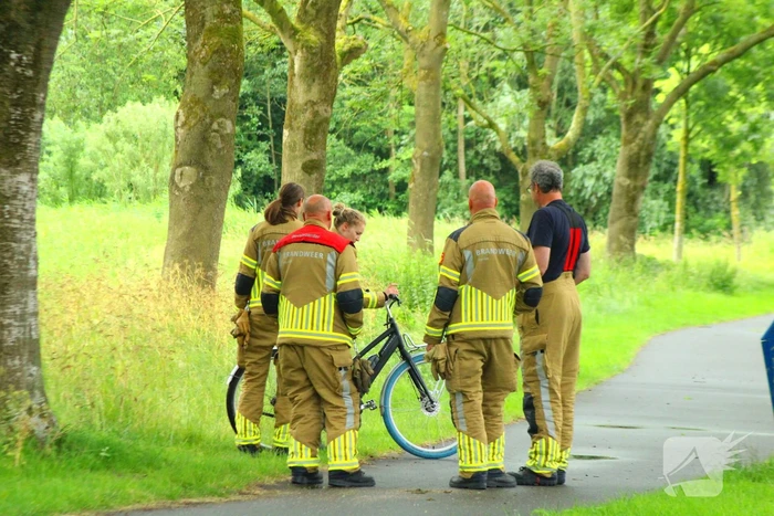 Brandweer bevrijdt vastzittende fietser