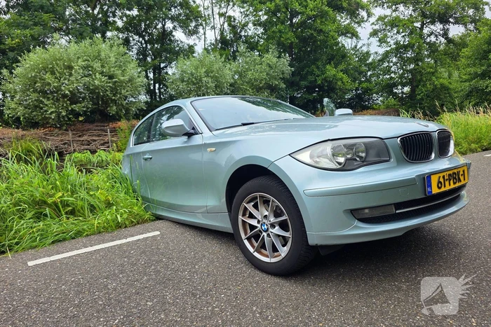 BMW bijna in water door fileontwijking