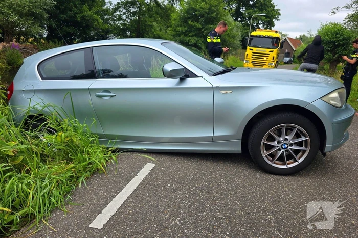 BMW bijna in water door fileontwijking