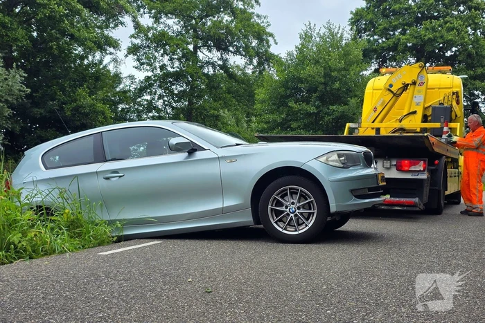 BMW bijna in water door fileontwijking