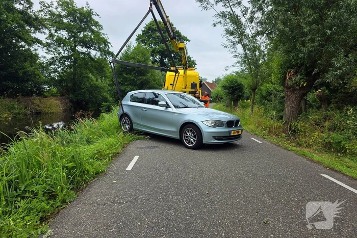 BMW bijna in water door fileontwijking