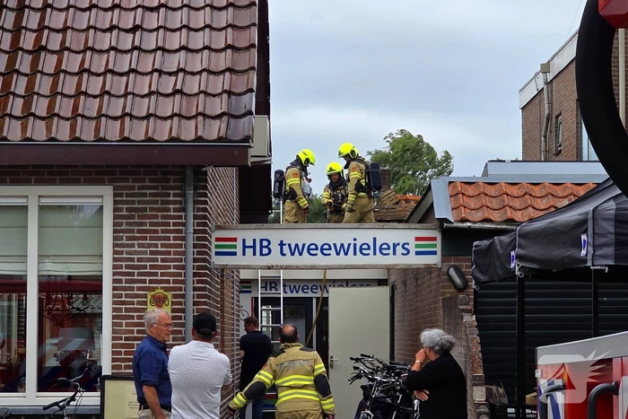 Brand op dak van winkel veroorzaakt schade
