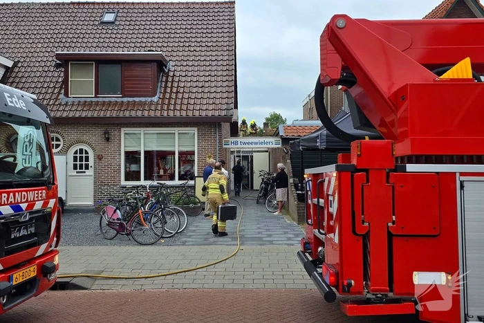 Brand op dak van winkel veroorzaakt schade