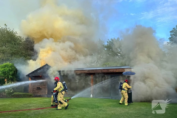 Brandweer staakt blussing wegens uitslaande brand elders